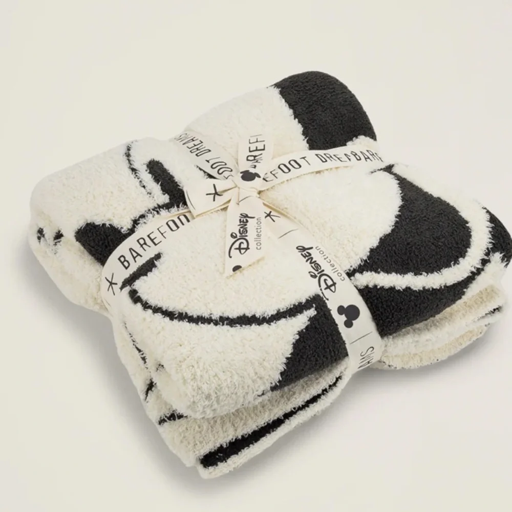 NWT Barefoot Dreams Minnie Mouse CozyChic throw - 45 x 60